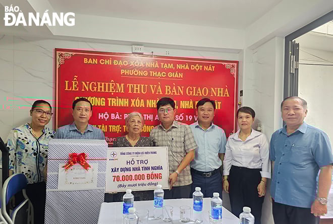 គណៈកម្មាធិការដឹកនាំលុបបំបាត់ផ្ទះបណ្តោះអាសន្ន និងទ្រុឌទ្រោមនៅសង្កាត់ថាក់ជីន (ស្រុកថាញខេ) បានចុះពិនិត្យ និងប្រគល់ផ្ទះថ្មីជូនគ្រួសារក្រីក្រ។ រូបថត៖ ឡាំ ភួង