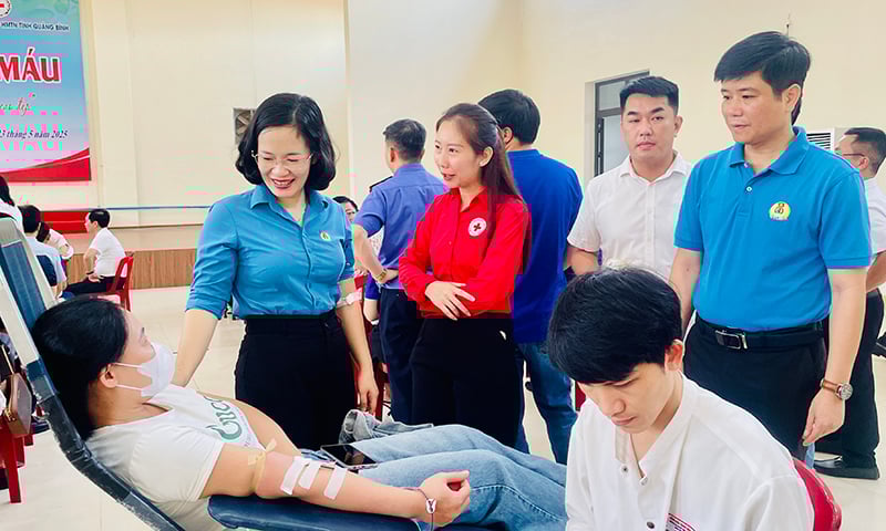 Lãnh đạo Liên đoàn Lao động tỉnh và Hội Chữ thập đỏ tỉnh động viên các tình nguyện viên.