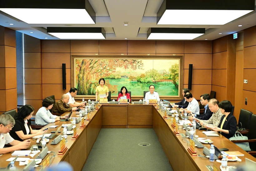 国会は社会経済の発展と予算状況について議論した。