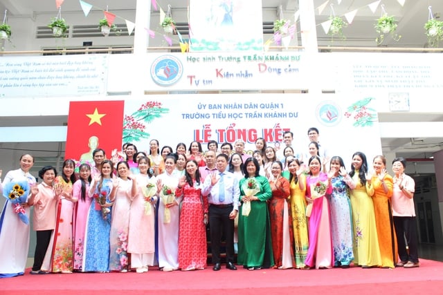 Lễ ra trường xúc động: Phụ huynh cảm ơn cô bảo mẫu, bảo bảo vệ - Ảnh 4.
