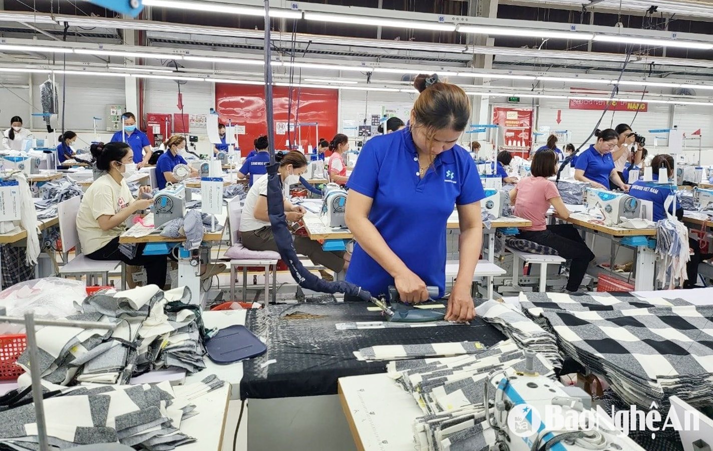 Fabricado en Sangwoo Textile Co., Ltd. en VSIP Industrial Park, Hung Nguyen, Nghe An. Fotografía de Thu Huyen