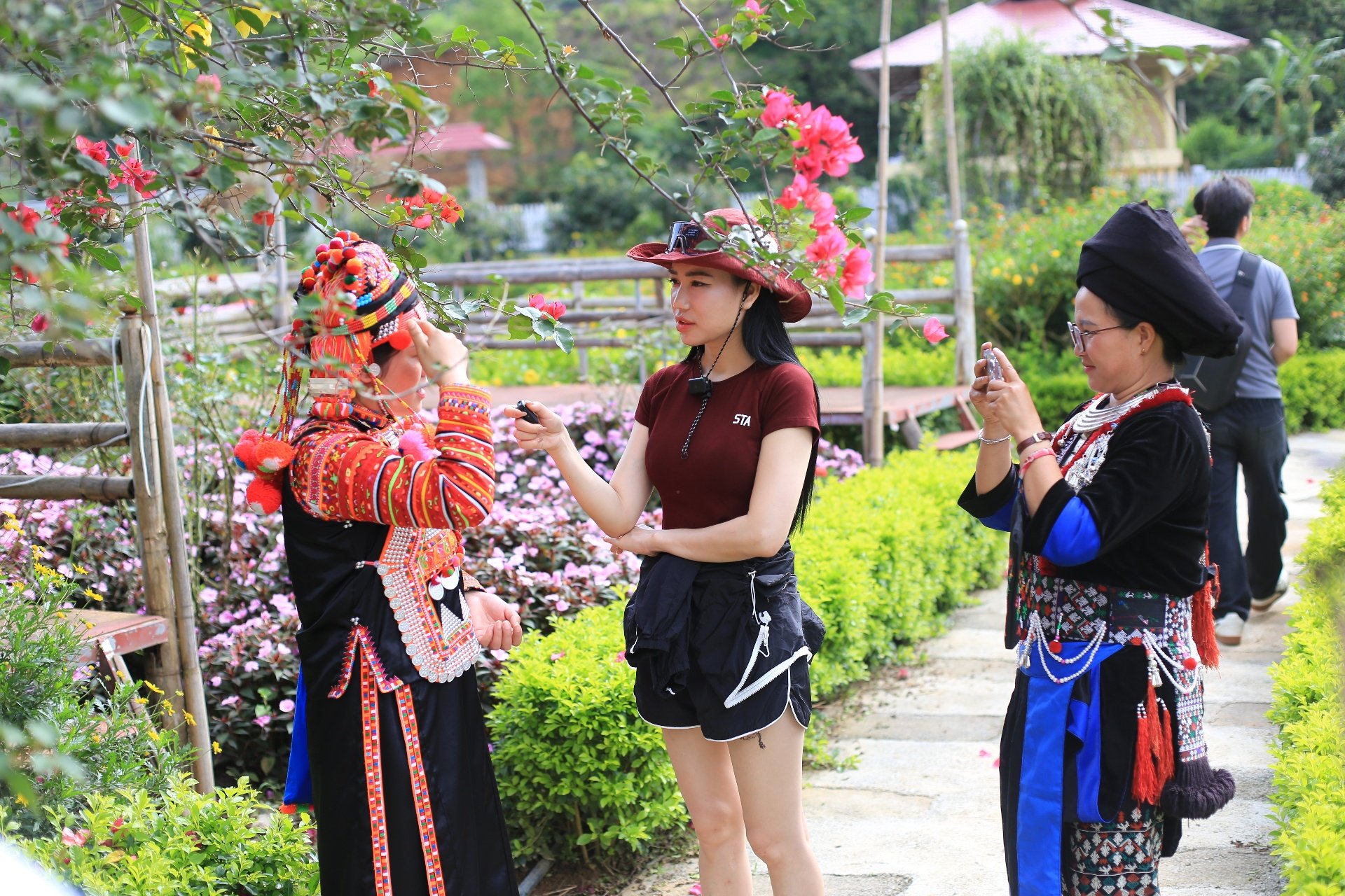 Đoàn Famtrip tích cực quay video quảng bá, giới thiệu những khu du lịch.