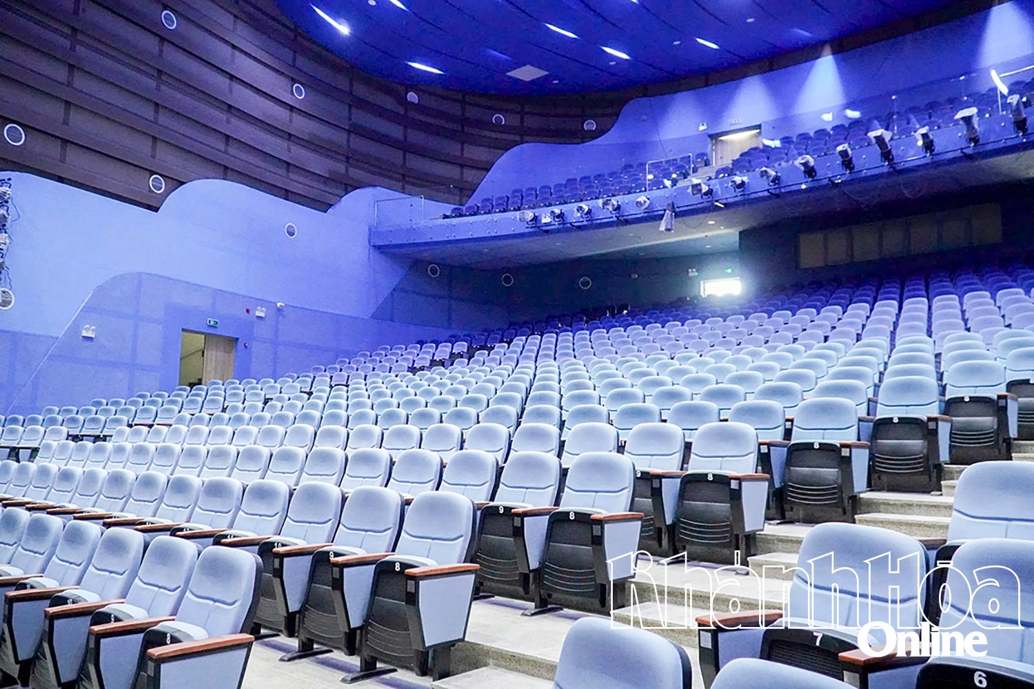 Cung Văn hóa thiếu nhi tỉnh gồm 8 khu chức năng, như: Khối nhà hát măng non; khối nhà phòng học 
trung tâm; khối hành chính, phục vụ nội trú; cung thể thao măng non... (Trong hình là nhà hát măng non).
