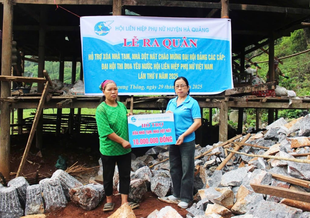 Ha Quang District Women's Union awarded funds to support the elimination of temporary and dilapidated houses for female members.