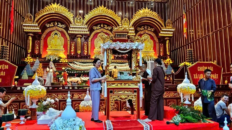 Gewährleistung absoluter Sicherheit für Mönche, Nonnen, Buddhisten, Menschen und Touristen, die zur Anbetung der Reliquien Buddhas im Truc Lam Yen Tu Palast kommen, Foto 1