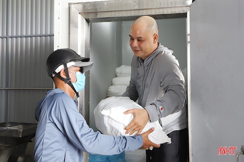 Nhu cầu sử dụng đá lạnh tăng mạnh trong những ngày thời tiết nắng nóng.