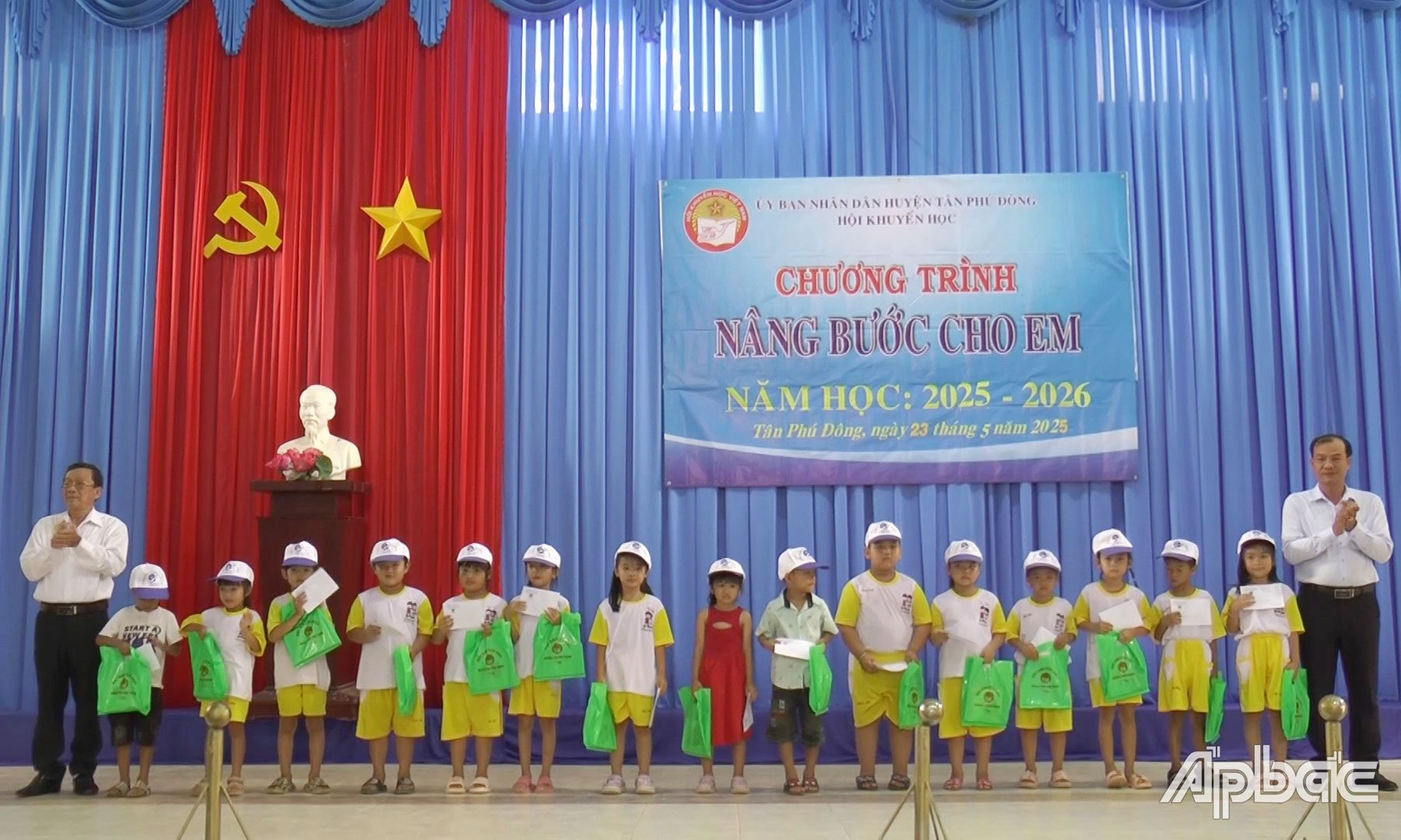 Trao học bổng cho các em học sinh có hoàn cảnh khó khăn.