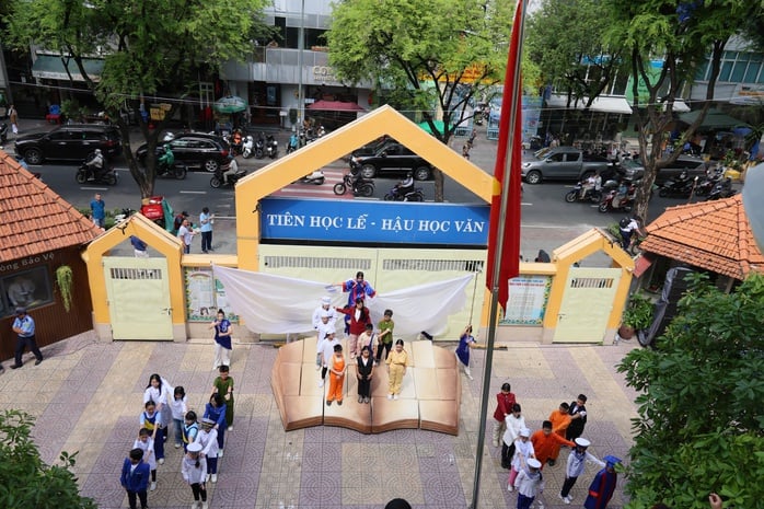 Xúc động lá thư cô hiệu trưởng viết cho ngày học sinh lớp 5 tạm biệt mái trường  - Ảnh 2.