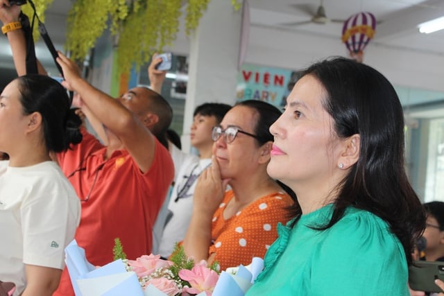 Lễ ra trường xúc động: Phụ huynh cảm ơn cô bảo mẫu, bảo bảo vệ - Ảnh 9.