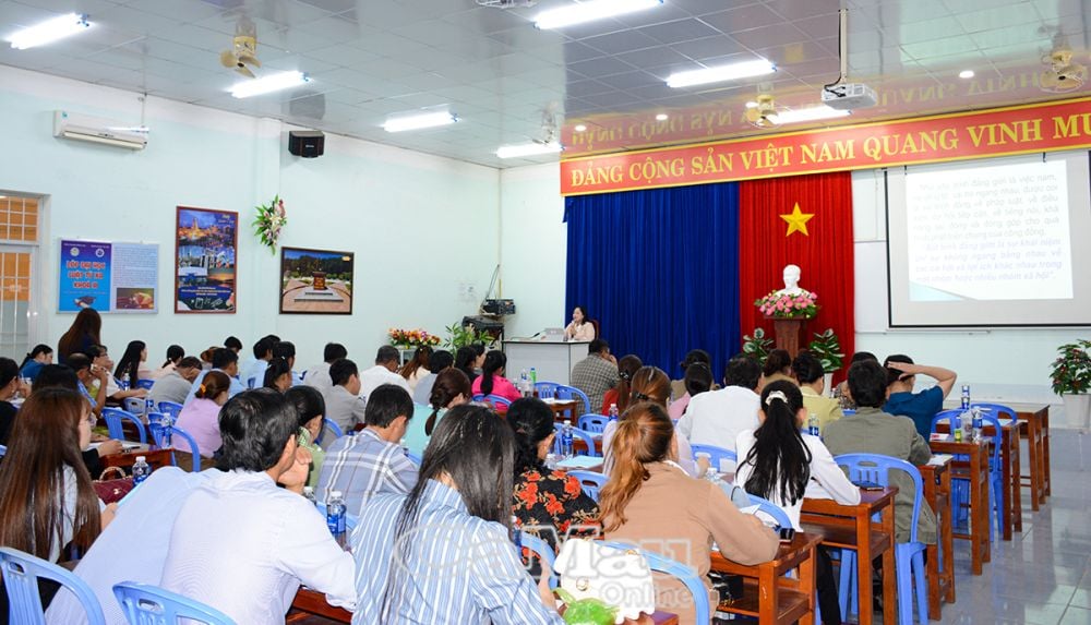 1/ Ms. Quach Kieu Mai, Deputy Director of the Department of Ethnic Minorities and Religions, informed delegates about raising awareness of responsibilities, roles and positions in women's work and gender equality.