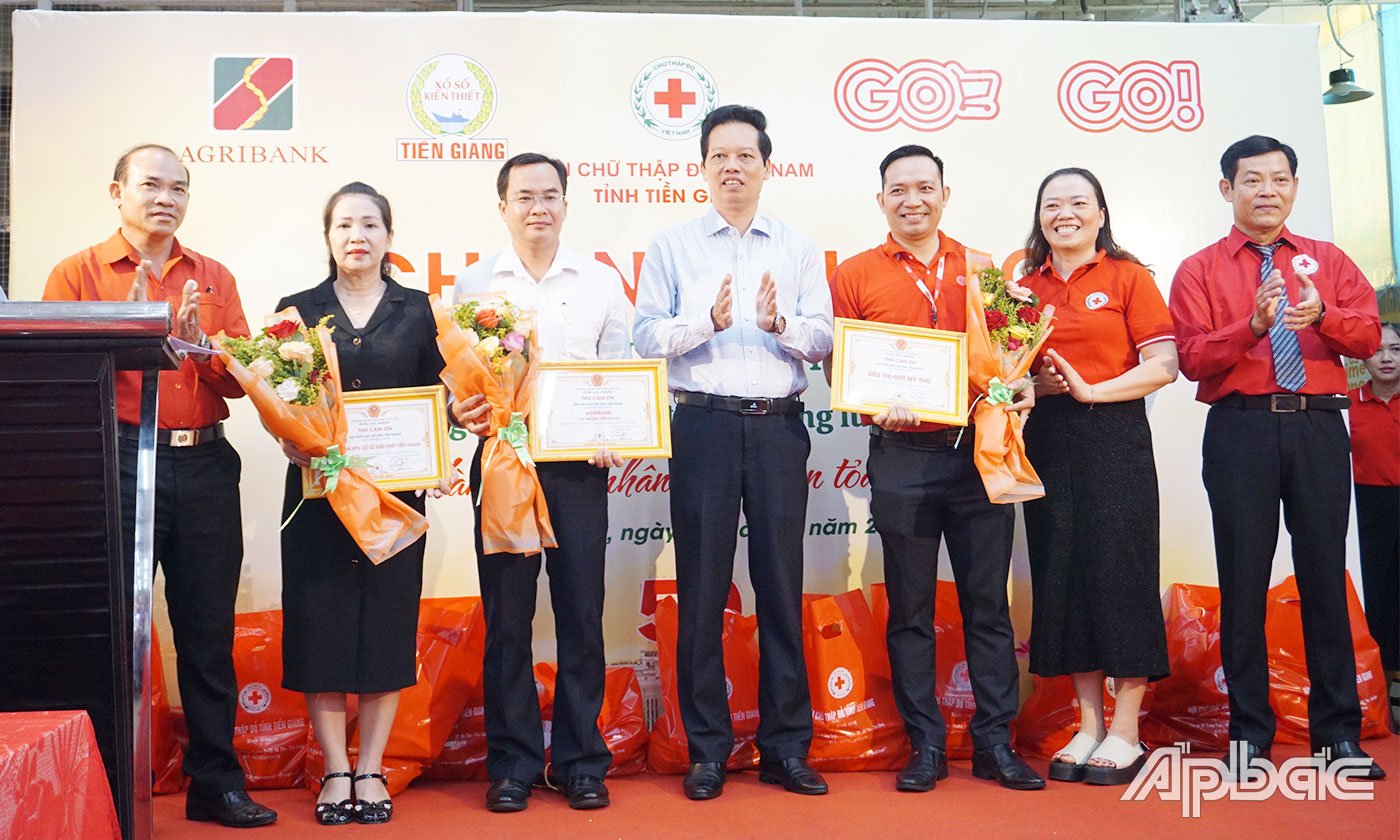 The Provincial Red Cross Society receives support and registration for activities during Humanitarian Month from units.