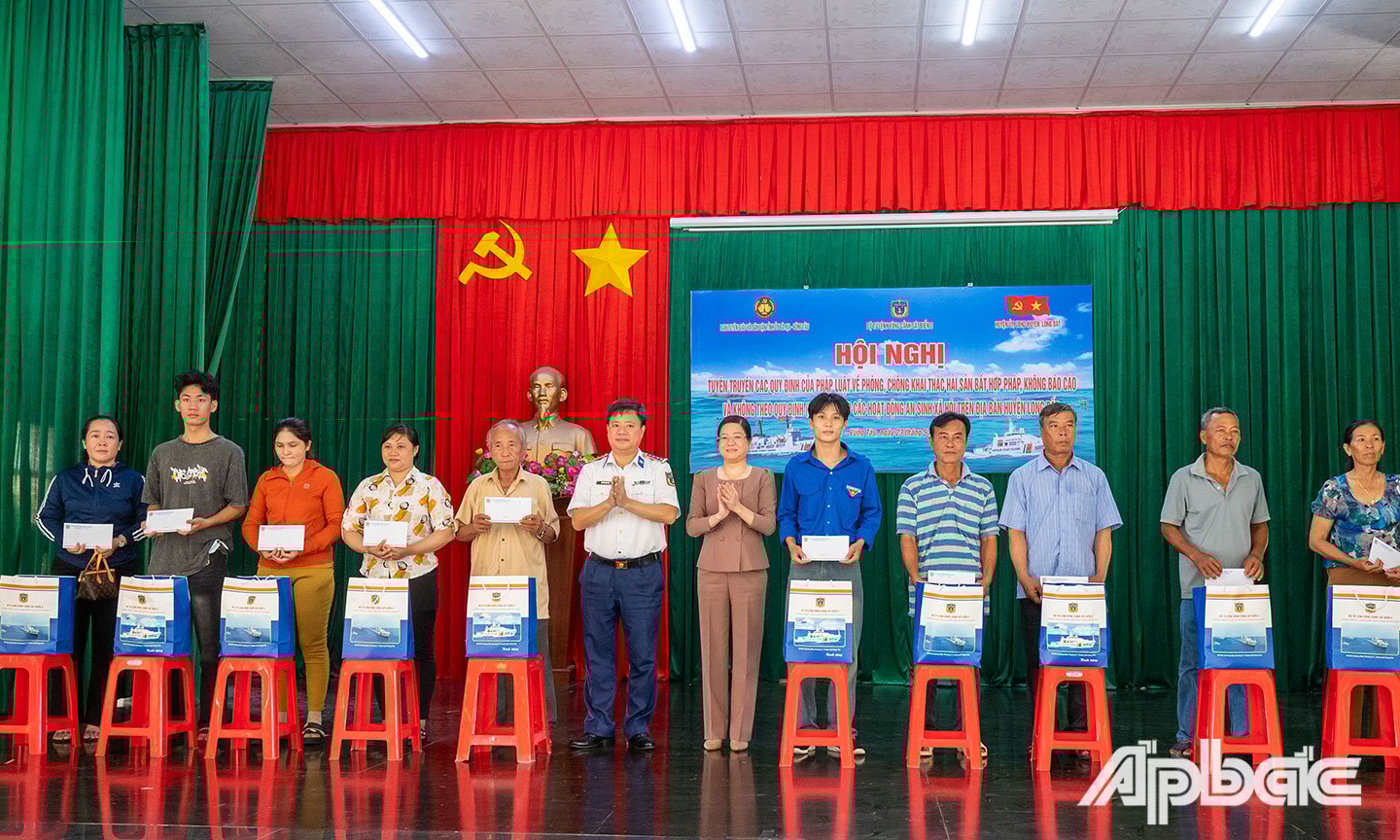 Ban tổ chức tặng quà cho các gia đình chính sách, ngư dân có hoàn cảnh khó khăn tại chương trình.