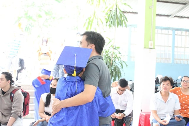 Lễ ra trường xúc động: Phụ huynh cảm ơn cô bảo mẫu, bảo bảo vệ - Ảnh 11.