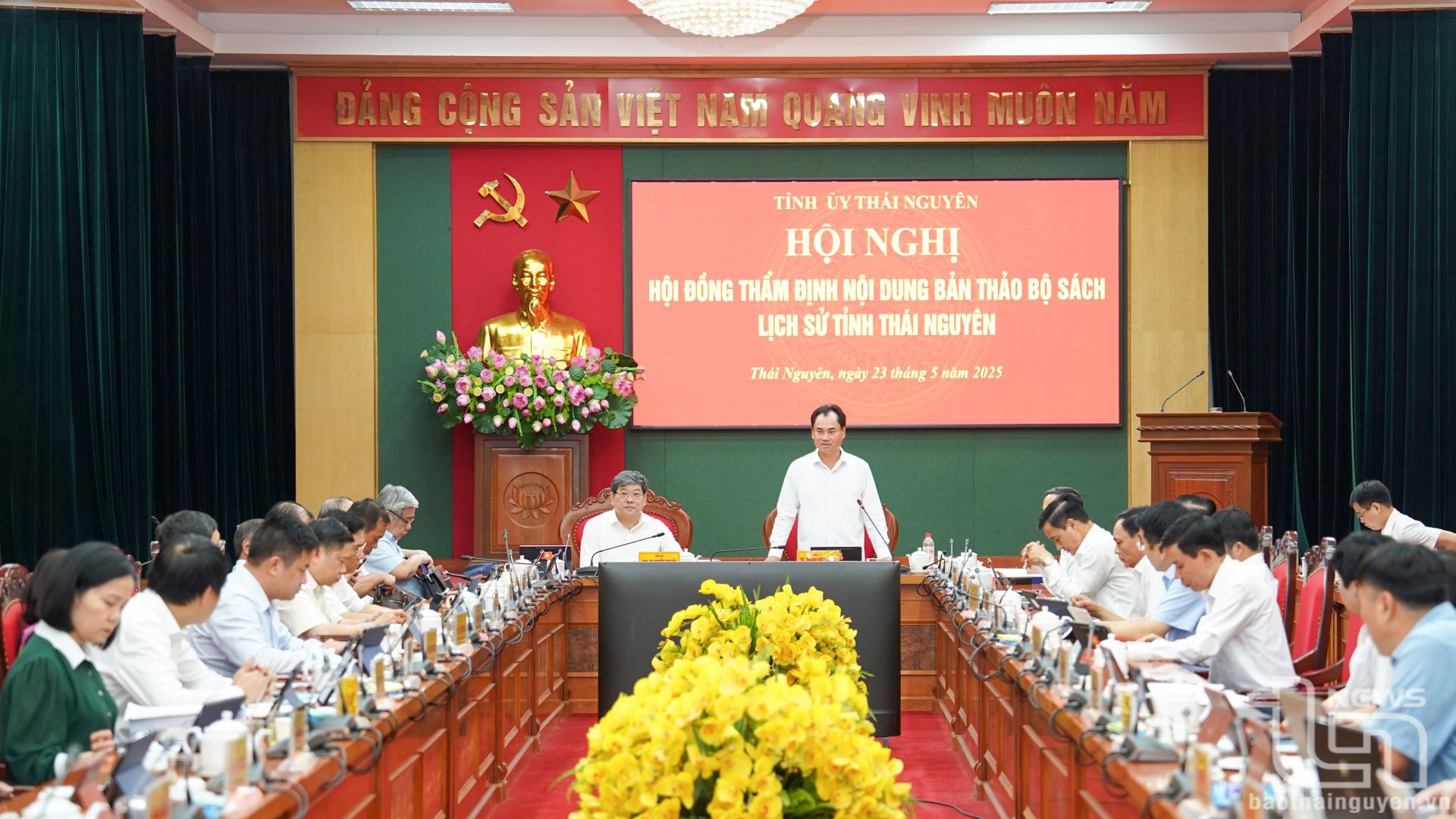 សមមិត្ត Trinh Viet Hung សមាជិកជំនួសនៃគណៈកម្មាធិការមជ្ឈិមបក្ស លេខាគណៈកម្មាធិការបក្សខេត្ត ប្រធានក្រុមប្រឹក្សាវាយតម្លៃសាត្រាស្លឹករឹតនៃស៊េរីសៀវភៅប្រវត្តិសាស្ត្រខេត្ត Thai Nguyen និងសាស្ត្រាចារ្យរង លោកបណ្ឌិត Nguyen Duy Bac នាយករងសាលាបណ្ឌិតសភានយោបាយជាតិហូជីមិញ ប្រធានគម្រោងបានធ្វើជាសហប្រធានសន្និសីទ។