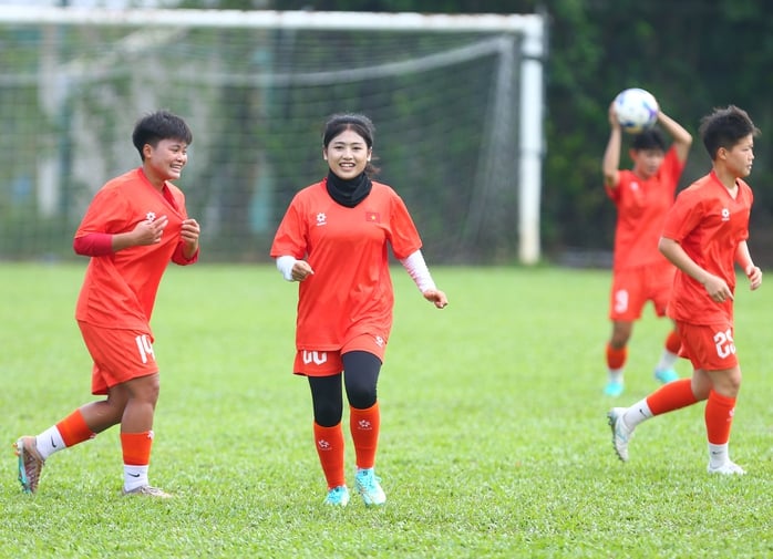 Ngắm các bống hồng xinh đẹp U19 nữ Việt Nam - Ảnh 2.