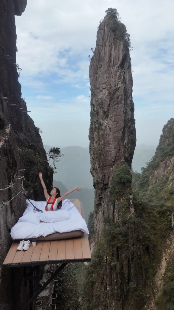 Trải nghiệm cảm giác mạnh trên chiếc giường lơ lửng ở Công viên Rừng quốc gia Mangshan - Ảnh 1.