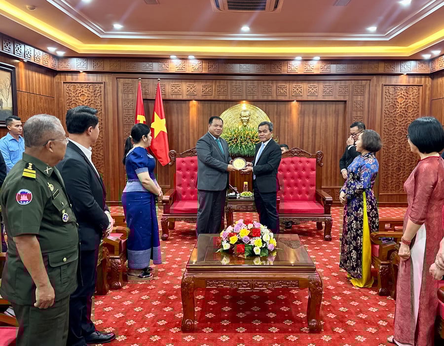 dong-chi-ho-van-nien-bi-thu-tinh-uy-chu-tich-hdnd-tinh-tang-qua-luu-niem-cho-ngai-sor-soputra-tinh-truong-tinh-stung-treng-vuong-quoc-campuchia-anh-ha-duy.jpg