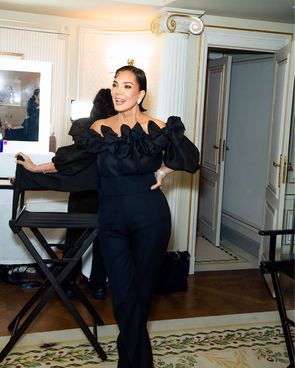 Mẹ của Kim Kardashian trẻ đẹp hệt như con gái kém 25 tuổi - 4