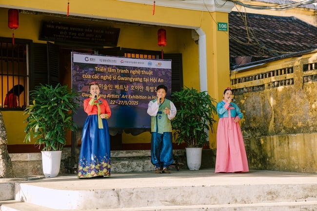 Triển lãm tranh nghệ thuật của các nghệ sĩ Gwangyang (Hàn Quốc) tại Hội An - Ảnh 1.