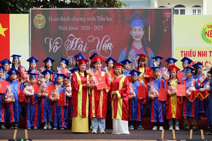 Xúc động lá thư cô hiệu trưởng viết cho ngày học sinh lớp 5 tạm biệt mái trường  - Ảnh 1.