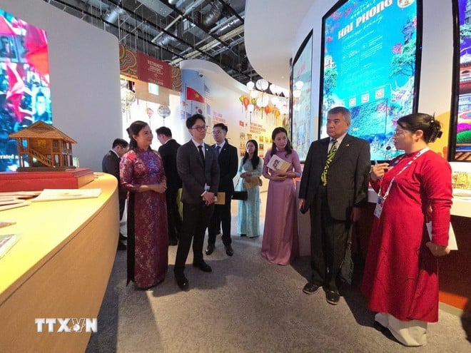 ttxvn-trien-lam-ve-chu-tich-ho-chi-minh-tai-expo-2025-2.jpg
