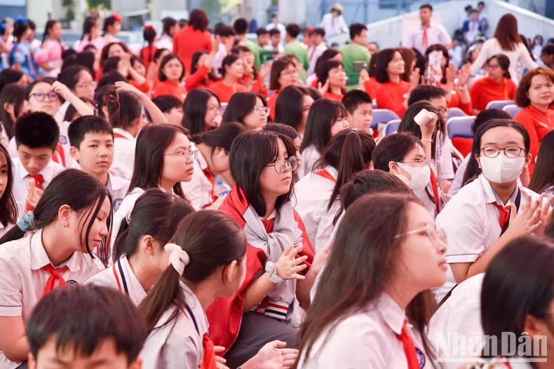 เวลาปิดเทอมฤดูร้อนสำหรับครู อาจารย์ใหญ่ และรองอาจารย์ใหญ่ มีการควบคุมอย่างไร?