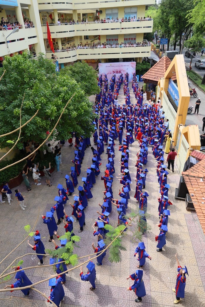 Xúc động lá thư cô hiệu trưởng viết cho ngày học sinh lớp 5 tạm biệt mái trường  - Ảnh 3.