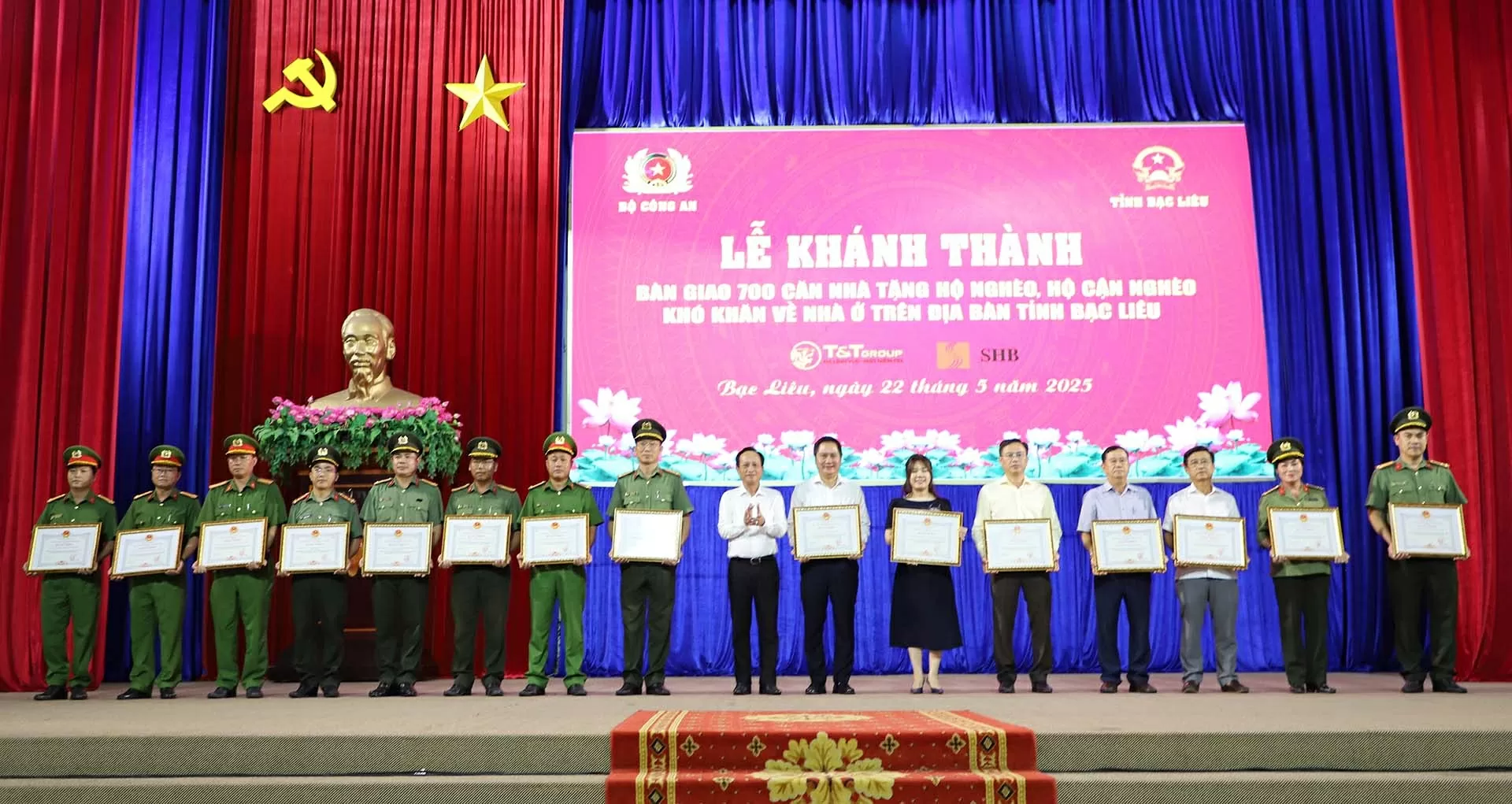 El Sr. Mai Xuan Son, Director General del Grupo T&T (séptimo desde la derecha) y la Sra. Ninh Thi Lan Phuong, Directora General Adjunta del Banco SHB (sexta desde la derecha) recibieron certificados de mérito para los colectivos con logros en la eliminación de viviendas temporales y deterioradas en el área.