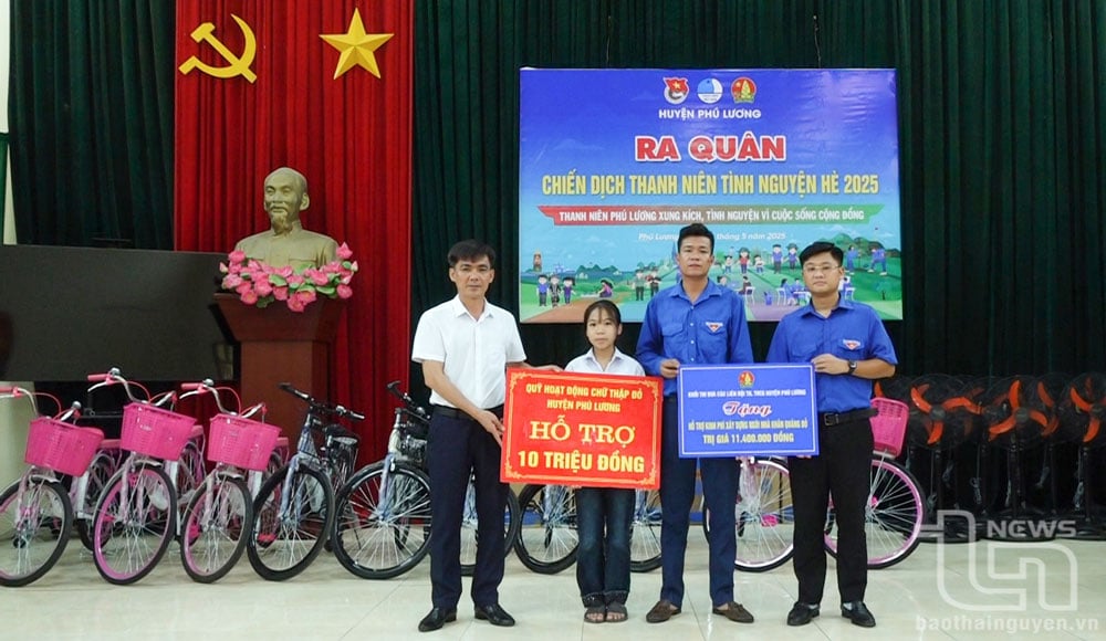 Huyện đoàn Phú Lương, Hội Liên hiệp Phụ nữ, Hội đồng đội và Hội Chữ thập đỏ Trường THPT Phú Lương trao tặng kinh phí, hỗ trợ xây dựng Ngôi nhà khăn quàng đỏ cho em Dương Thảo Vy, lớp 6B, Trường Phổ thông dân tộc nội trú THCS Phú Lương.