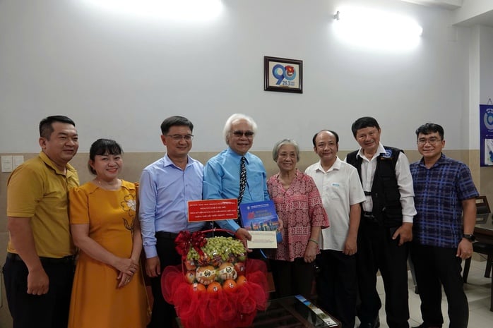 Lãnh đạo Ban Tuyên giáo và Dân vận Thành ủy TP HCM thăm, tri ân các nghệ sĩ tiêu biểu  - Ảnh 4.