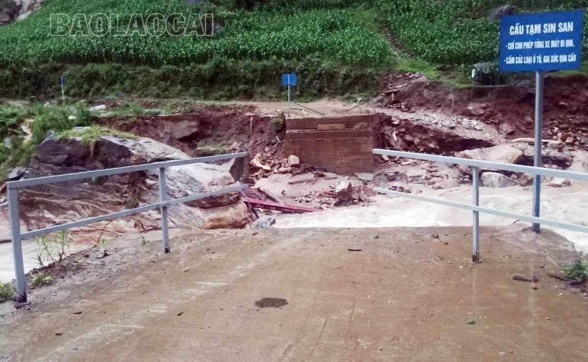 Die Eisenbrücke Sin San (in der Gemeinde Y Ty, Bezirk Bat Xat, Provinz Lao Cai) wurde von der Flut weggespült. Foto: Lao Cai Zeitung