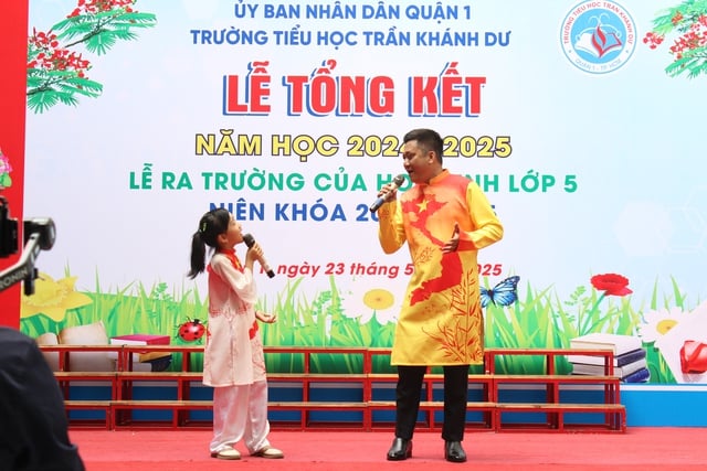 Lễ ra trường xúc động: Phụ huynh cảm ơn cô bảo mẫu, bảo bảo vệ - Ảnh 12.