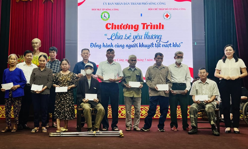 Leaders of Song Cong City People's Committee presented gifts to disabled people in difficult circumstances at the Program.