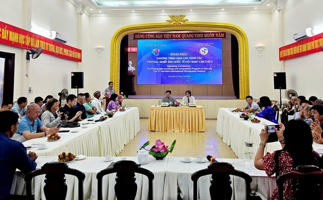 Khai mạc Festival Nhiếp ảnh quốc tế Việt Nam lần thứ 3 năm 2025 - Ảnh 1.