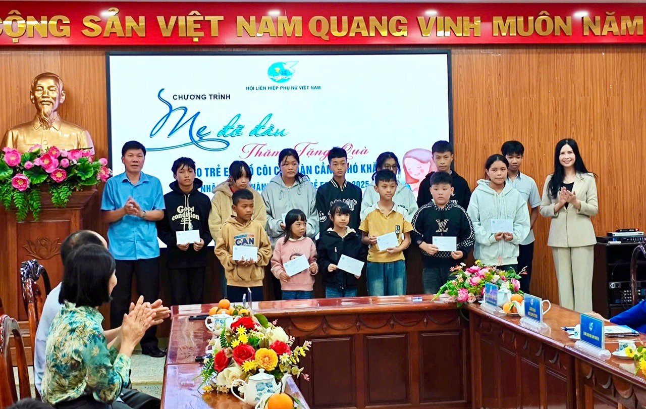 Trung ương Hội LHPN Việt Nam đã trao tặng 28 suất quà cho trẻ em mồ côi có hoàn cảnh khó khăn