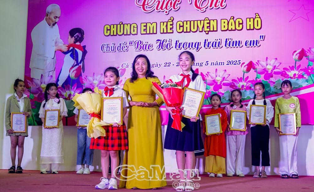 Bà Nguyễn Kim Diệu, Phó Giám đốc Thư viện tỉnh, Trưởng ban tổ chức hội trai 2 giải Nhất Cao Thiên Kim lớp 4B, Trường TH Lê Quý Đôn và em Trần Huỳnh Minh Anh lớp 6G Trường THCS Võ Thị Sáu thuộc Phòng GD&ĐT TP Cà Mau.