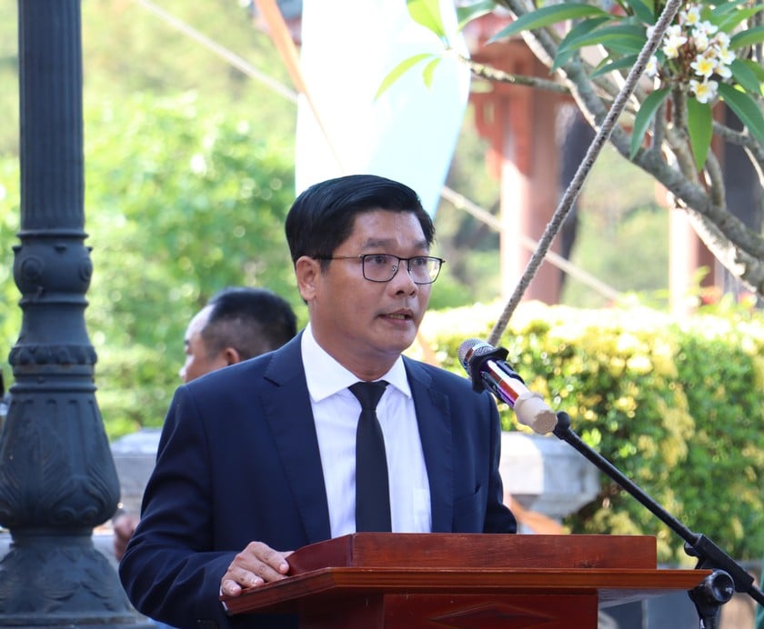 Ông Nguyễn Chí Tài – UVTV thành uỷ, Phó chủ tịch UBND Thành phố, Trưởng ban chỉ đạo 515 thành phố Huế đọc điếu văn truy điệu tại buổi lễ