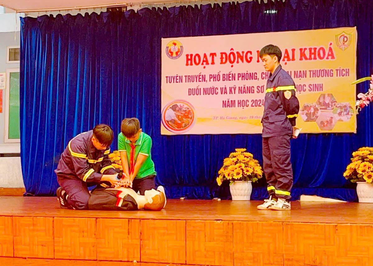 មន្ត្រី​នគរបាល​ពន្លត់​អគ្គិភ័យ និង​សង្គ្រោះ​ណែនាំ​ដល់​និស្សិត​ជំនាញ​សង្គ្រោះ​បឋម​ករណី​គ្រោះថ្នាក់​ចរាចរណ៍​។  