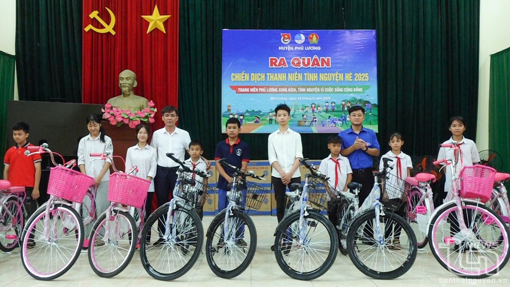 Ủy ban MTTQ huyện, Huyện đoàn Phú Lương và xã Yên Trạch trao 10 chiếc xe đạp cho học sinh có hoàn cảnh khó khăn trên địa bàn.