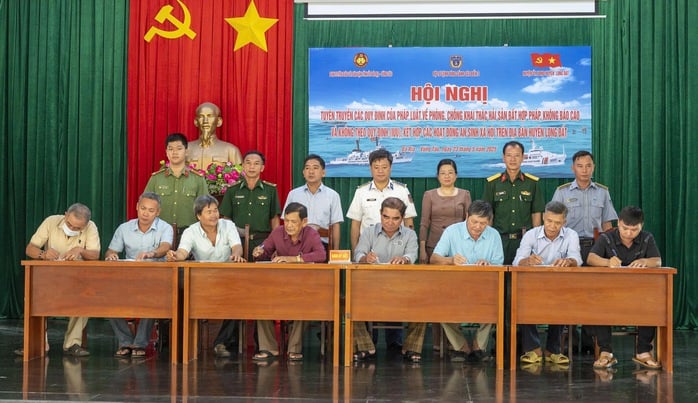 Tiếp sức cho ngư dân vươn khơi bám biển- Ảnh 1.