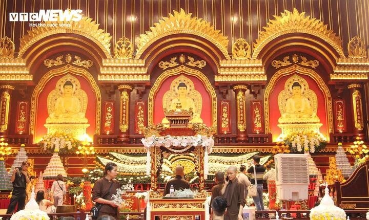 The organizers and volunteers are decorating the altar where the Buddha's relics are enshrined.
