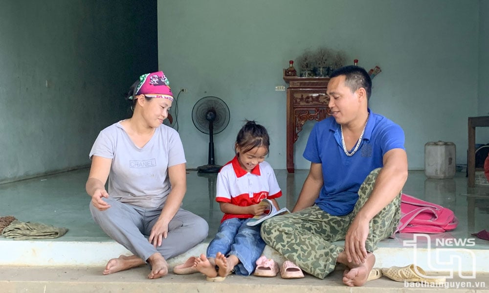 គ្រួសារលោក Vu Van Truong ភូមិ Ban Cai ឃុំ Yen Trach (Phu Luong) សប្បាយរីករាយនៅក្នុងផ្ទះថ្មីរបស់ពួកគេ។