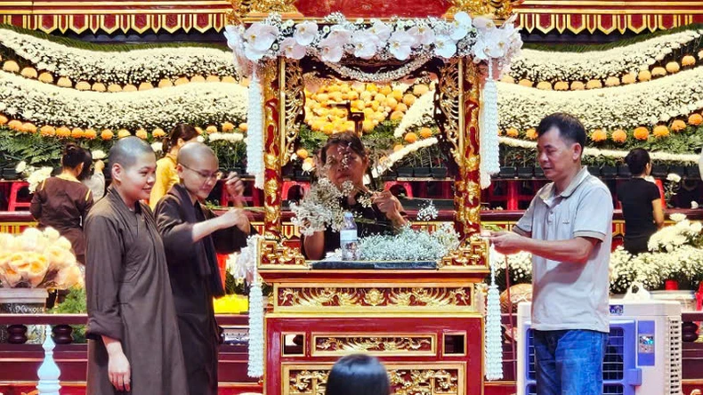 Gewährleistung absoluter Sicherheit für Mönche, Nonnen, Buddhisten, Menschen und Touristen, die zur Anbetung der Reliquien Buddhas im Truc Lam Yen Tu Palast kommen, Foto 2