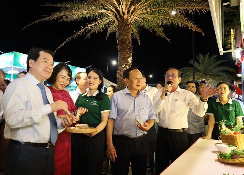 Các đại biểu tham quan các gian hàng ẩm thực.