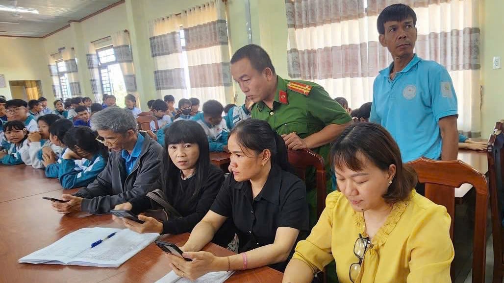 កម្លាំង​នគរបាល​ឃុំ​-​សង្កាត់​ណែនាំ​ប្រជាពលរដ្ឋ​ឱ្យ​សិក្សា​និង​រួម​ចំណែក​គំនិត​ក្នុង​សេចក្តីព្រាង​រដ្ឋធម្មនុញ្ញ​ស្តី​ពី​កម្មវិធី VNeID ។