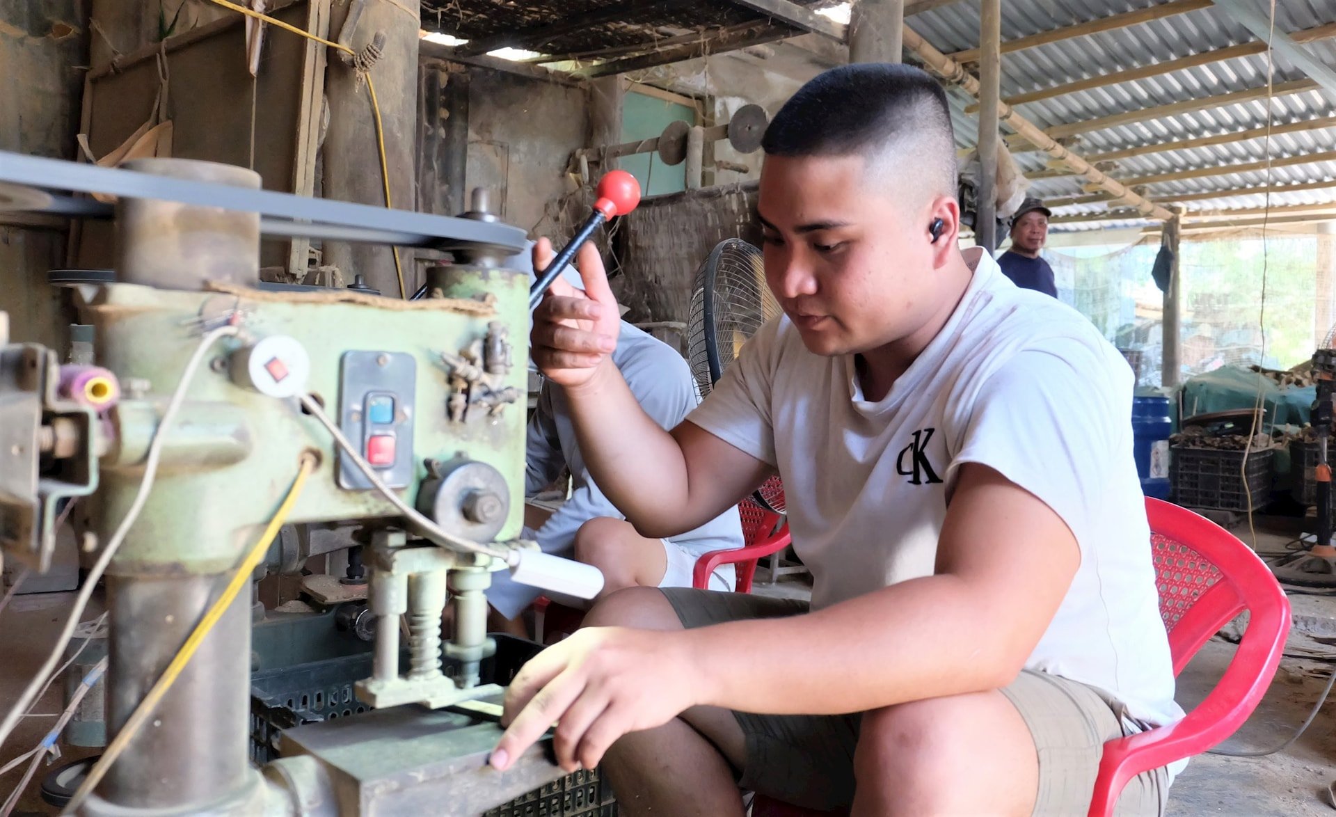 Cơ sở sản xuất trầm hương của anh Thái tạo việc làm cho nhiều lao động tại địa phương. Ảnh: MỸ LINH