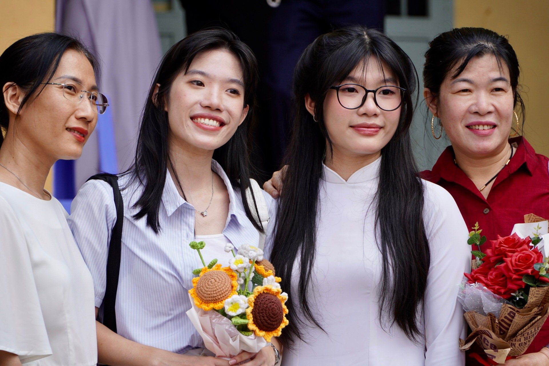 Nữ sinh lớp 12 bật khóc trong lễ tri ân: Em không muốn đơn độc nữa... - 22