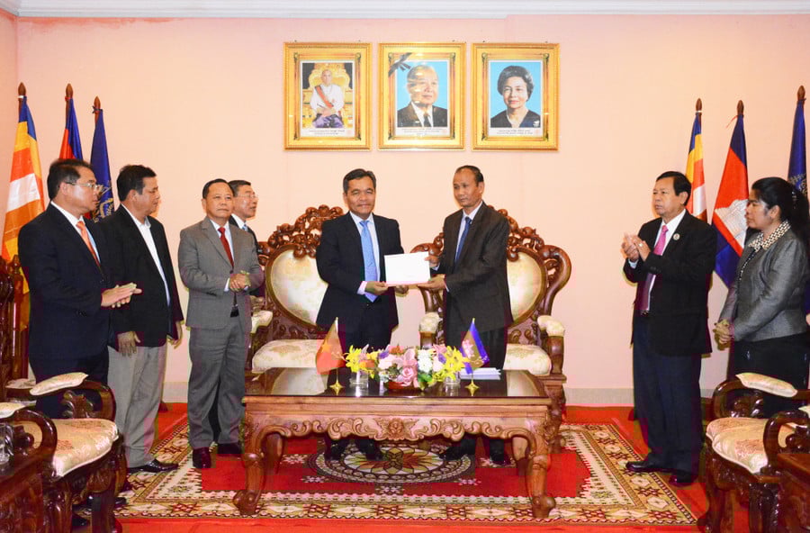 Thay mặt đoàn công tác của tỉnh, Ủy viên Ban Chấp hành Trung ương Đảng, Bí thư Tỉnh ủy, Chủ tịch HĐND tỉnh Gia Lai Hồ Văn Niên (thứ 4 từ phải sang) tặng quà cho chính quyền, Nhân dân tỉnh Stung Treng, Vương quốc Campuchia. Ảnh: Minh Nguyễn