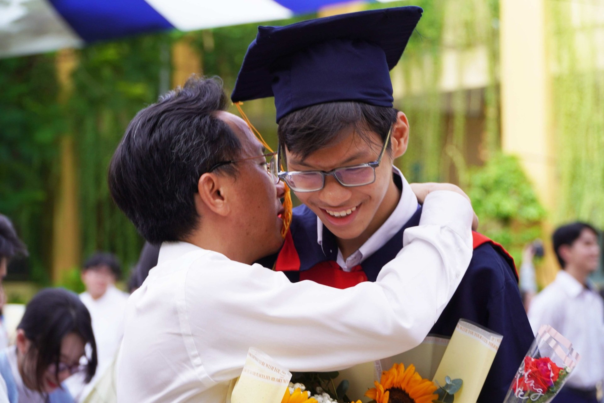 Nữ sinh lớp 12 bật khóc trong lễ tri ân: Em không muốn đơn độc nữa... - 12