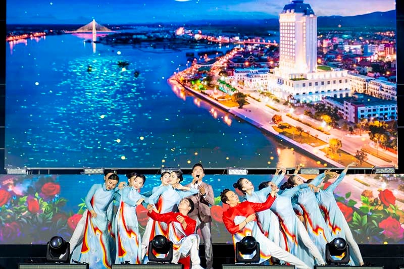 Chương trình nghệ thuật tái hiện hình ảnh một Quảng Bình đang vươn lên mạnh mẽ.